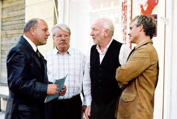 Bild 1 von 10: Im Bild (v.li.): Wolfgang Böck (Vorsitzender), Heinz Petters (Hatzinger), Karl Merkatz (Karl Bockerer), Sascha Wussow (Gustl).