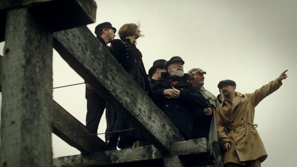 Bild 1 von 13: Die Schiffbrüchigen stoßen auf Reste einer verlassenen Siedlung.