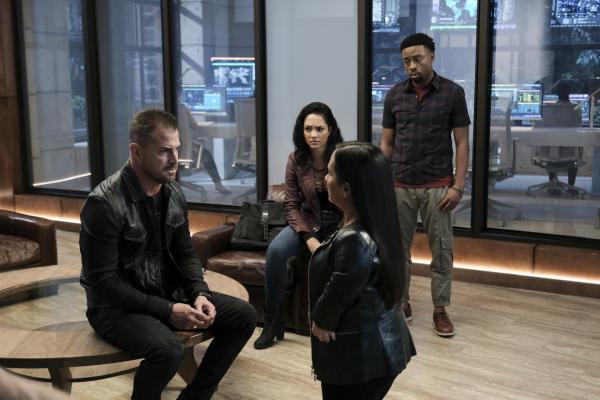 Bild 1 von 11: MacGyver soll ein Terrorist sein? Jack (George Eads, l.), Riley (Tristin Mays, 2.v.l.), Matty (Meredith Eaton, 2.v.r.) und Bozer (Justin Hires, r.) können diesem Verdacht keinen Glauben schenken ...