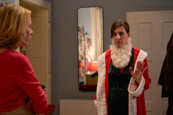 Bild 1 von 23: Im Bild: Elke (Pia Hierzegger) und Wanda (Caroline Peters).