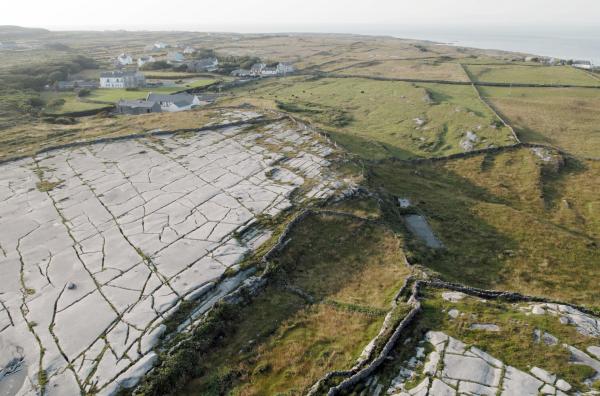 Bild 1 von 4: Vor 2,6 Millionen Jahren waren die zukünftigen Aran-Inseln von Gletschermassen bedeckt, die glattgeschliffene Kalksteinebenen entstehen ließen.