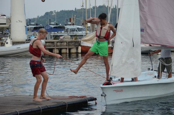 Bild 1 von 6: Luc (l.) und Leroy  (r.) legen im Hafen an.