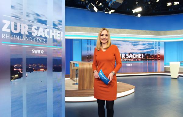 Bild 1 von 2: Das landespolitische Magazin, donnerstags um 20:15 Uhr im SWR Rheinland-Pfalz.  Moderatorin Britta Krane