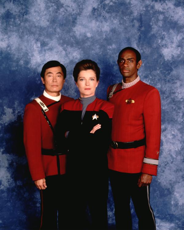 Bild 1 von 14: Captain Janeway (Kate Mulgrew,m.), Captain Hikaru Sulu (George Takei) und Lieutenant Tuvok (Tim Russ).