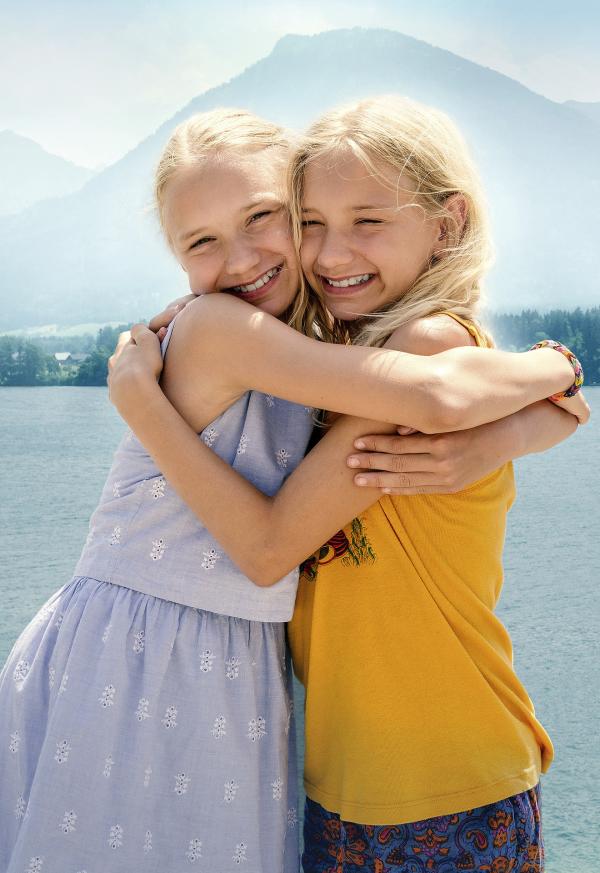 Bild 1 von 4: Lotte (Delphine Lohmann, links), verschlossen und schüchtern und der temperamentvolle Wildfang Luise (Mia Lohmann). Doch zähmt man die widerspenstigen Locken in einem strengen Pferdeschwanz, gleichen sich die beiden wie ein Ei dem anderen.