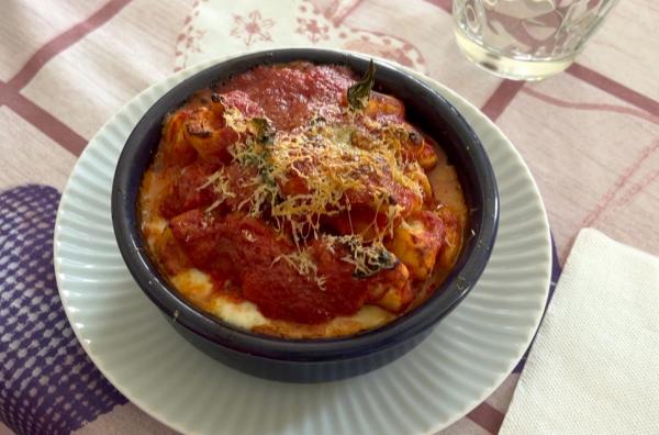 Bild 1 von 3: Für die Gnocchi alla sorrentina wird die Pasta jeweils aus einem Kilogramm Kartoffeln und Mehl zubereitet. Die Gnocchi werden mit einer Tomatensoße und cremigen Fior di Latte serviert.