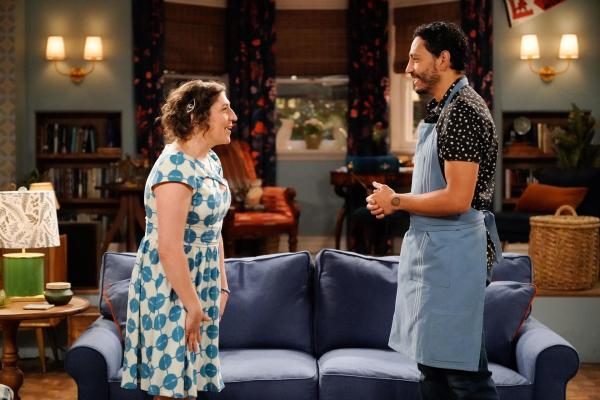 Bild 1 von 12: Kat (Mayim Bialik, l.); Oscar (Christopher Rivas, r.)