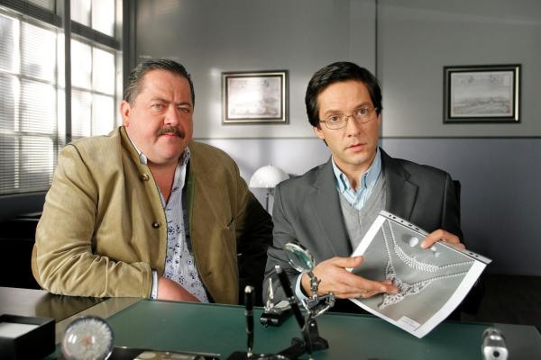 Bild 1 von 12: Im Bild: Martin Fröhlich (Christof Arnold, r.) bestätigt gegenüber Kommissar Hofer (Joseph Hannesschläger, l.), dass die gefundenen Diamanten Fälschungen sind.