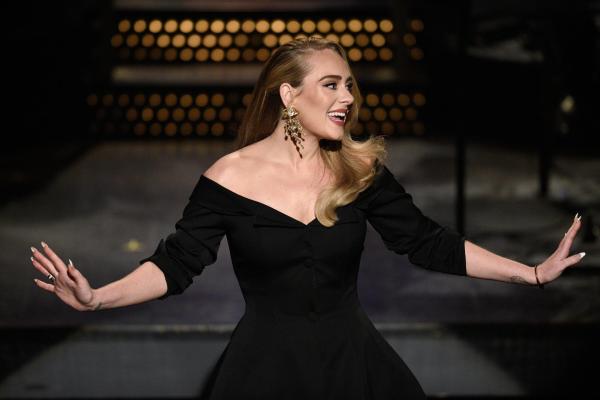 Bild 1 von 3: Im Bild: Nachdem die Sängerin Adele durch Gewichtsabnahme für Schlagzeilen gesorgt hat, will sie nun wieder ihre Musik ins Rampenlicht rücken.