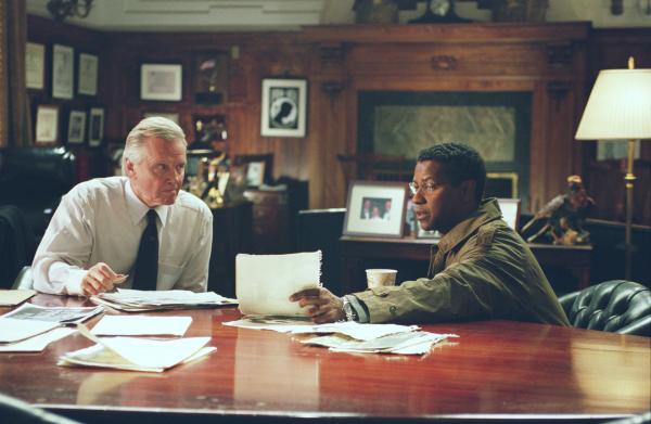 Bild 1 von 19: Kann Marco (Denzel Washington, r.) Senator Thomas Jordan (Jon Voight, l.) von seiner Theorie überzeugen?