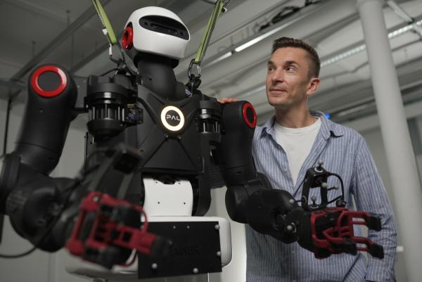Bild 1 von 5: An der Technischen Universität Darmstadt begegnet Eric Mayer einem humanoiden, KI-gestützten Roboter, der Gewichte heben, Treppen steigen und auf unebenen Flächen gehen kann. Der Roboter hört auf den Namen \