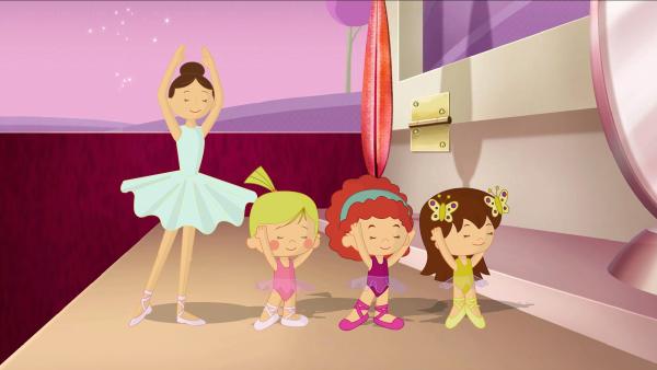 Bild 1 von 6: Eine Ballerina zeigt Zoé, Tanja und Lili den Spitzentanz.