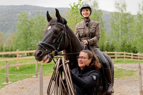 Bild 1 von 24: Im Bild: Silvia bekommt eine Reitstunde mit Reitlehrerin Marinda Brandstätter am Gut Weissenhof.
