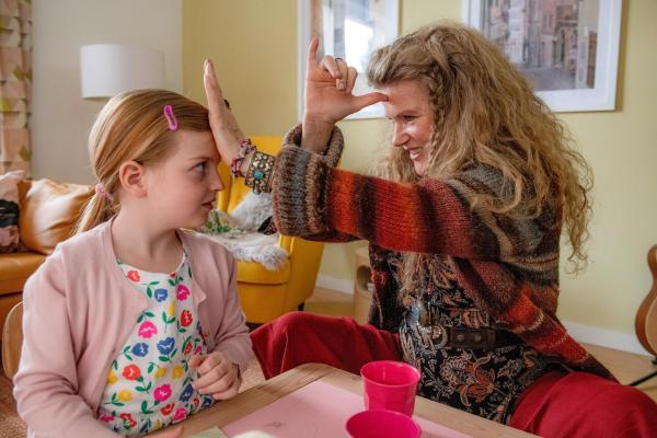 Bild 1 von 13: Im Bild: Luise Gleich (Leonie), Barbara Sukowa (Philippa).