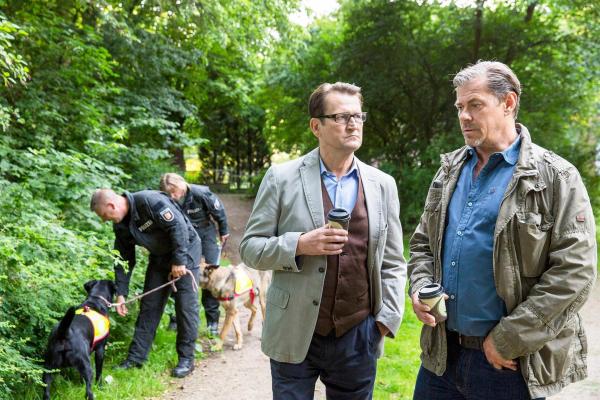 Bild 1 von 1: Im Bild: Lars (Ingo Naujoks, 2.v.r.) und Finn (Sven Martinek, r.) lassen mit Hunden nach dem verschwundenen Baby suchen.
