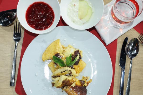 Bild 1 von 14: Buttermilch-Schmarrn mit Zwetschgenr?öster und Apfeljoghurt von Isabella Jorthan