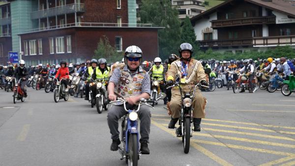Bild 1 von 1: Einmal jeden Sommer kommen mehr als zweitausend Mofa- und Mopedfahrer zum verrücktesten Zweitakt-Event Europas in die Idylle der Tiroler Alpen und machen das Ötztal unsicher.