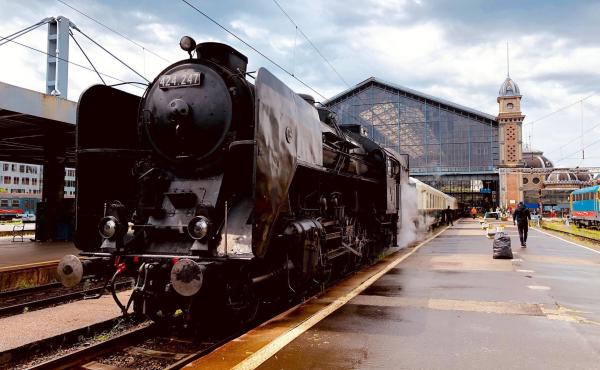Bild 1 von 11: Im Bild: historischer Dampfzug am Nyugati-Bahnhof (Westbahnhof) in Budapest.