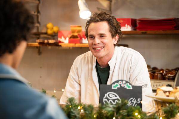 Bild 1 von 7: Elias (Junes Callaert, l.) fragt bei Jens (Flor Van Severen, r.) nach einem Job.