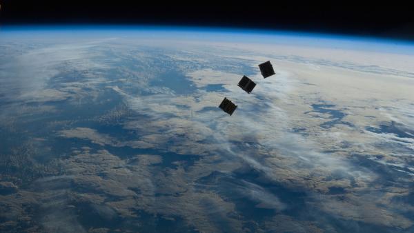 Bild 1 von 2: Dieses von der Internationalen Raumstation ISS aus aufgenommenem Bild zeigt eine Konstellation von Kleinsatelliten. Auf solchen Klein- oder Minisatelliten basiert die Zukunft moderner, weltraumgestützter Kommunikationsstrukturen und Datenübertragung.