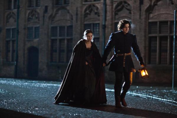 Bild 1 von 13: Anne (Faye Marsay, l.); Richard (Aneurin Barnard, r.)