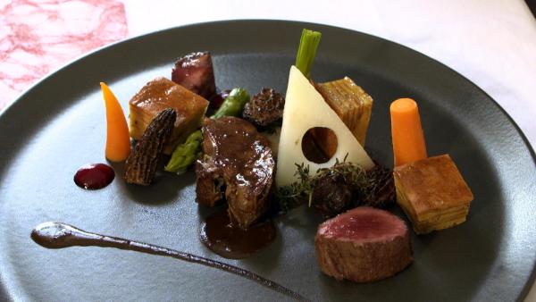 Bild 1 von 6: Restaurant Zum Alten Zollhaus in Forchheim - Variationen vom Reh mit Frühlingsmorcheln.