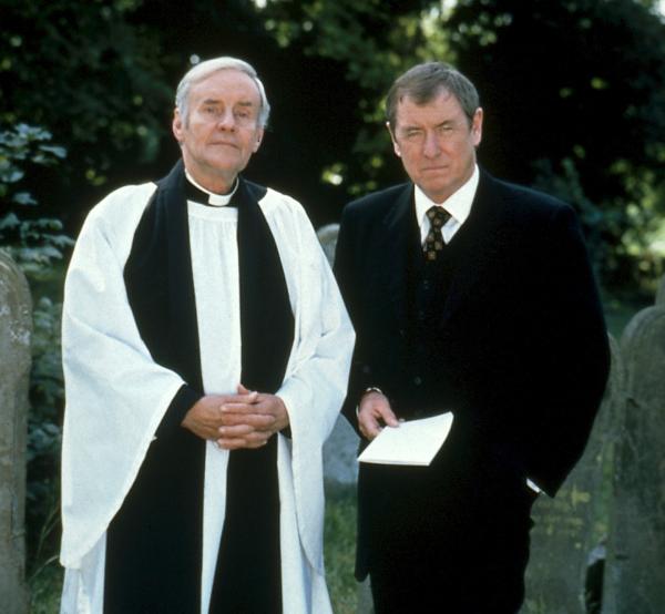 Bild 1 von 4: Pfarrer Stephen Wentworth (Richard Briers, l.) berichtet Inspector Barnaby (John Nettles, r.) von einem Einbruch in sein Haus in der Mordnacht.