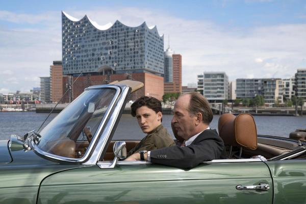 Bild 1 von 8: Viktor Gellert (Levin Liam, l.); Markus Gellert (Herbert Knaup, r.)