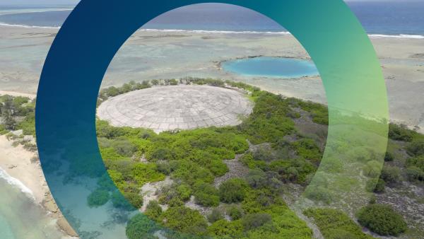 Bild 1 von 3: Betonkuppel und Krater als Folge jahrelanger Atombombenversuche.