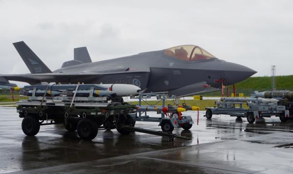 Bild 1 von 7: Schwerbewaffnet und unsichtbar: das F-35 Tarnkappen Kampfflugzeug Norwegen.