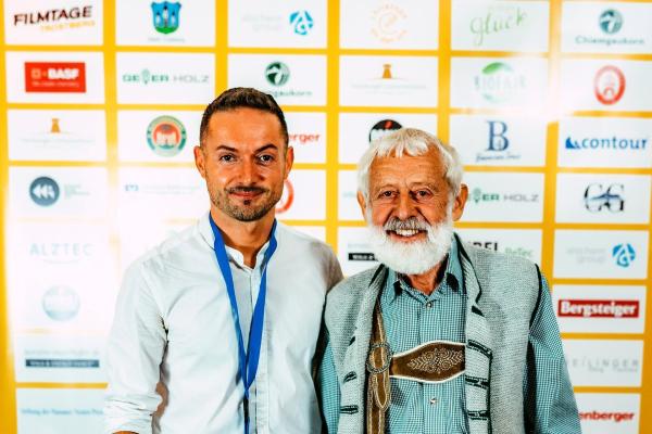 Bild 1 von 6: Im Bild: Regisseur Alexander Lechner mit Helmut \