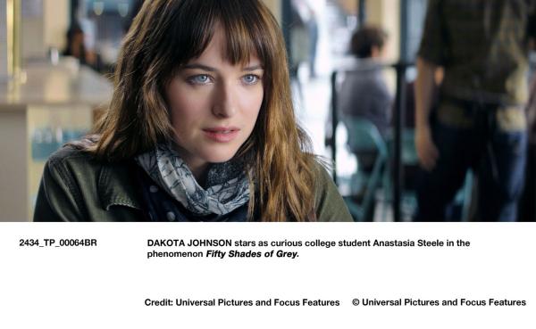 Bild 1 von 1: DAKOTA JOHNSON stars as curious college student Anastasia Steele in the phenomenon Fifty Shades of Grey.