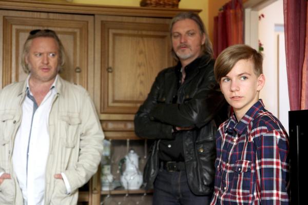 Bild 1 von 12: Im Bild (v.li.): Gregor Seberg (Helmuth Nowak), Stefan Jürgens (Carl Ribarski), Leopold Jäger (Daniel Buchner).