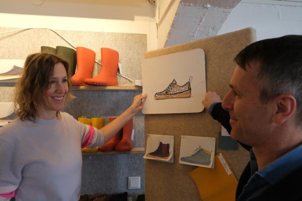 Bild 1 von 4: Die Unternehmerin Anna Yona entwirft Barfußschuhe und will dabei konsequent nachhaltig wirtschaften.