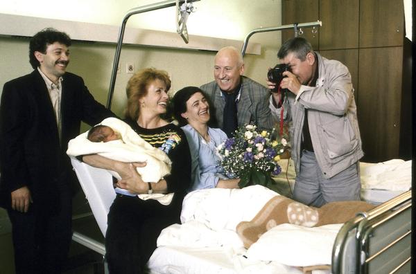 Bild 1 von 6: Mit dem Baby, das in ihrem Taxi zur Welt kam, und mit den glücklichen Eltern posiert Gerdi für zwei Boulevard-Journalisten. Von links: Vater (Yekta Özkaya), Gerdi (Senta Berger), Mutter (Enise Özkaya), Reporter (Karl Lieffen), Fotoreporter (Peter Thom).