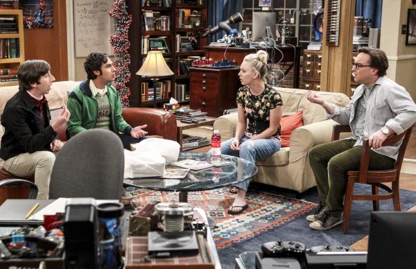 Bild 1 von 10: Als sie alle ein und dasselbe Rätsel zugeschickt bekommen, fangen Howard (Simon Helberg, l.), Raj (Kunal Nayyar, 2.v.l.), Penny (Kaley Cuoco, 2.v.r.) und Leonard (Johnny Galecki, r.) an, das seltsame Verhalten von Amy und Sheldon zu hinterfragen ...
