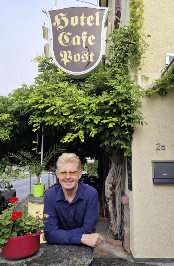 Bild 1 von 3: Markus vor seinem neu erworbenen Hotel in Assmannshausen.