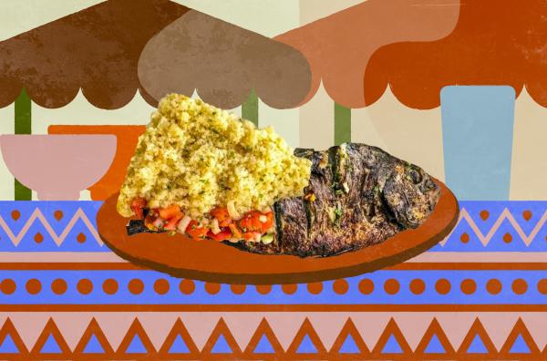 Bild 1 von 2: Attiéke ist ein Gericht aus Maniokgrieß mit Fisch und Gewürzen. Das Streetfood wird in Abidjan, Elfenbeinküste, zu jeder Tageszeit genossen.