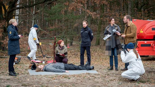 Bild 1 von 7: Der neue Fall führt Karoline Joost (Nike Fuhrmann, 2.v.r.), Lars Pöhlmann (Dominic Boeer, r.), Timmermann (Mathias Junge, 3.v.r.), Stine (Sidsel Hindhede, l.) und Rechtsmedizinerin Helene Sturbeck (Katharina Blaschke, 3.v.l.) in das Umfeld einer Segelflugschule. Fluglehrer David Husby (Alexander Kravchik, 2.v.l.) ist vom Himmel geschossen worden. Doch dann hat jemand einen anonymen Notruf gesendet. Hat etwa der Täter den Vorfall gemeldet? Wer hat auf den Fluglehrer geschossen?