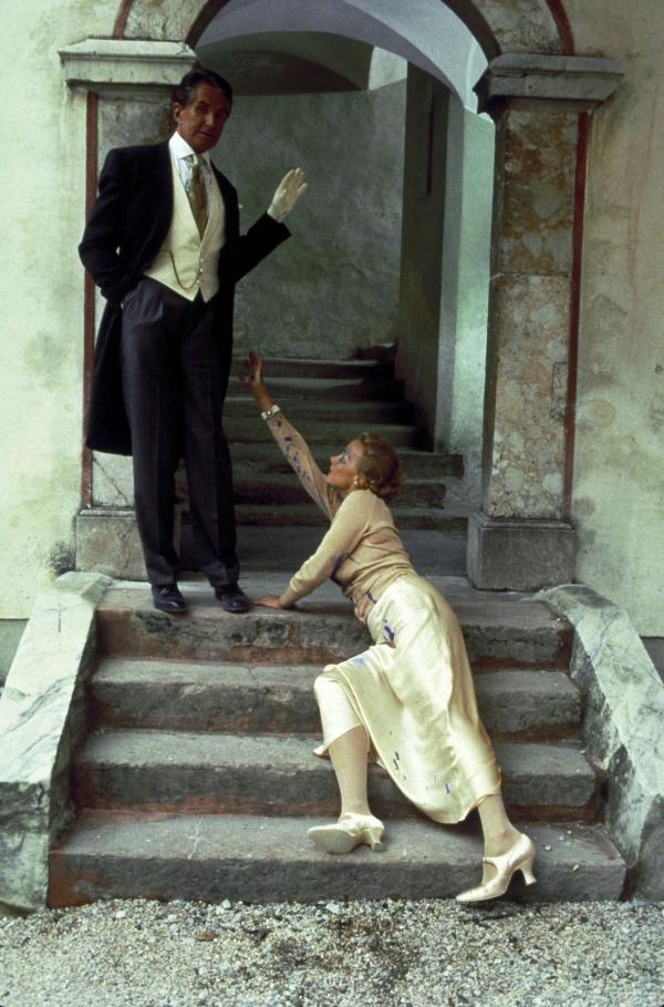 Bild 1 von 15: Elsa Hellerstadt (Katja Riemann, r.) bittet Karl von Ostenberg (George Hamilton, l.) um Hilfe, doch der möchte sich offensichtlich nicht die Finger schmutzig machen ...