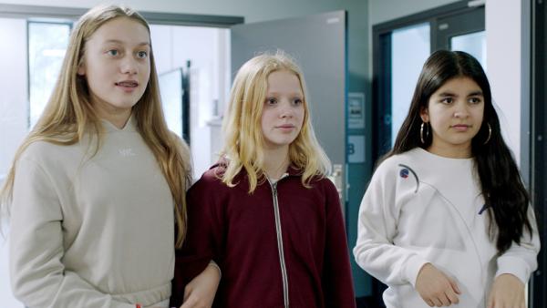Bild 1 von 1: Sanne (Tilde Ender Søvik, Mitte) und Tara (Maya Ystenes, links) sind beste Freundinnen. Doch ihre Freundschaft ist in Gefahr. Auch weil sich Mitschülerin Michelle (Zara Ghairat) immer häufiger mit Tara trifft.