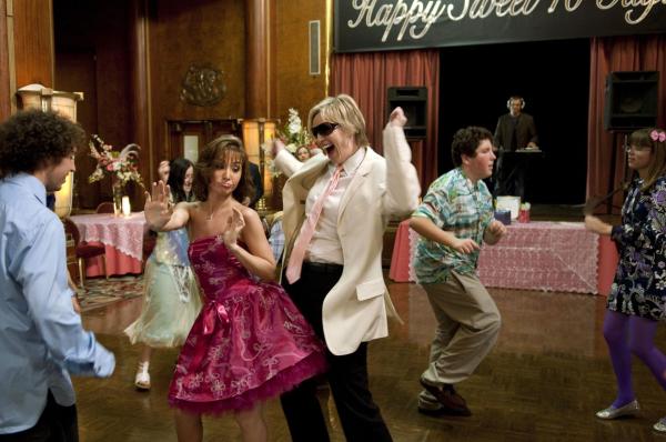 Bild 1 von 8: Taylor Stiltskin (Allison Scagliotti, M. l.); Constance Carmell (Jane Lynch, M. r.)