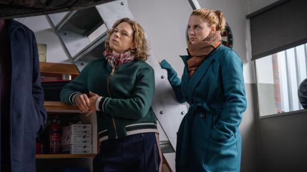 Bild 1 von 7: Tomke Jenssen (Anjorka Strechel, l.); Nina Weiss (Julia E. Lenska, r.)