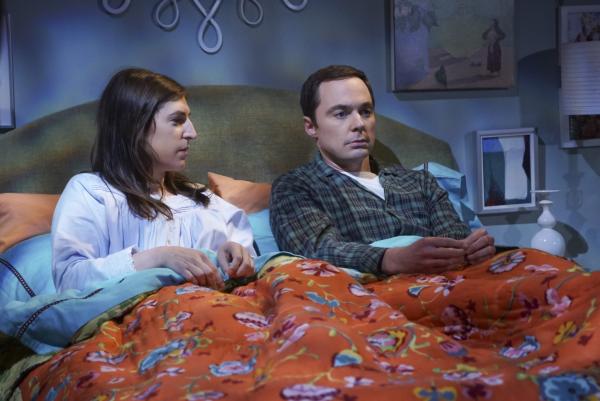 Bild 1 von 6: Endlich ist es raus! Werden Amy (Mayim Bialik, l.) und Sheldon (Jim Parsons, r.) weiterhin ein Bett teilen, nachdem Amy das Geheimnis gelüftet hat?