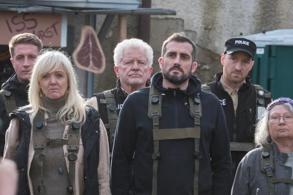 Bild 1 von 30: Von links: Zwischen den COB stehen Hauptkommissar Ivo Batic (Miroslav Nemec, Mitte hinten) und Maximilian Frei (Lukas Turtur, hinten rechts) beim Appell und hören der Rede vom COB-Chef, Wayne Jameson (Milton Welsh), zu.