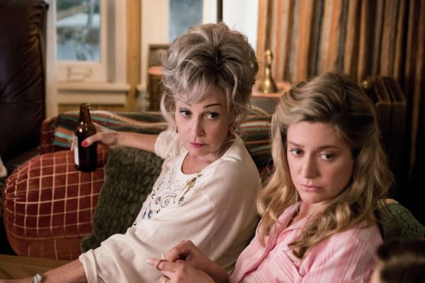 Bild 1 von 22: Meemaw (Annie Potts, l.) kann einfach nicht glauben, dass Georgie wirklich der Vater des jungen Sheldon sein soll und auch Mary (Zoe Perry, r.) kann sich manchmal nur wundern, woher Sheldons unglaublicher IQ kommt ...