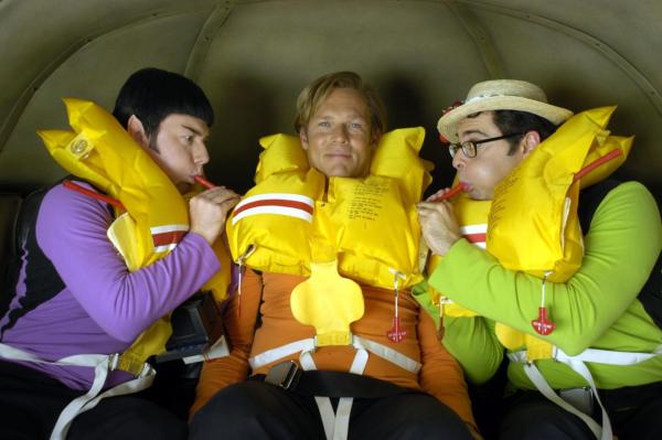 Bild 1 von 19: Der Taxi-Pilot Rock ist zwar ein wortkarger Space-Haudegen mit grenzwertigen Manieren und uraltem Gefährt - aber das Auge reist schließlich mit: Käpt'n Kork (Christian Tramitz, M.), Schrotty (Rick Kavanian, r.) und Mr. Spuck (Michael Bully Herbig, l.) ...