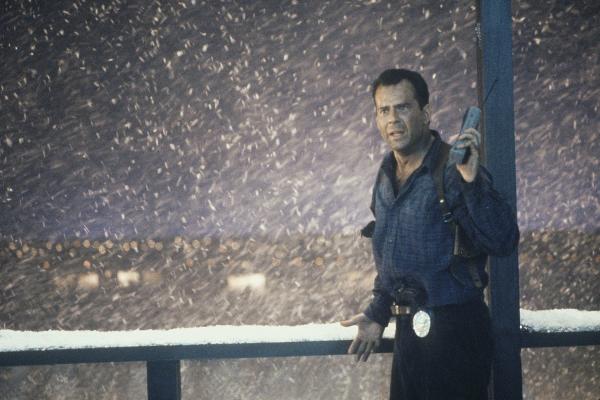 Bild 1 von 4: John McClane (Bruce Willis) als einsamer Kämpfer gegen eine Terroreinheit...