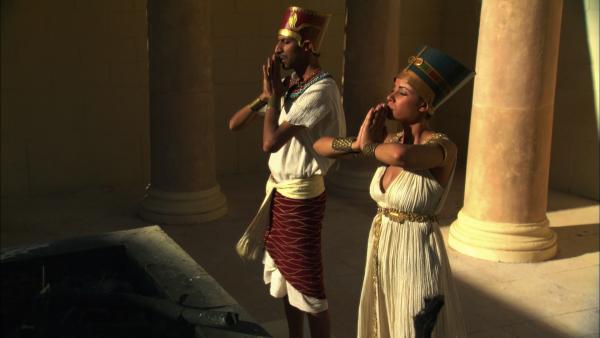 Bild 1 von 6: Wie Römer und Griechen beteten auch die Ägypter zunächst mehrere Götter an, bis Pharao Echnaton die revolutionäre Idee hatte, nur noch den Sonnengott Ra als einzigen Gott zu verehren.