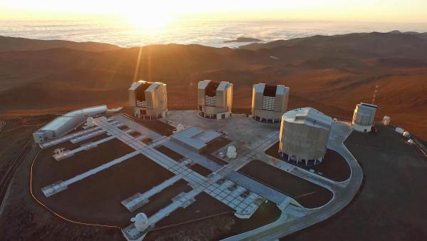 Bild 1 von 2: Tor zu den Sternen: Das European Southern Observatory auf dem nordchilenischen Cerro Paranal.